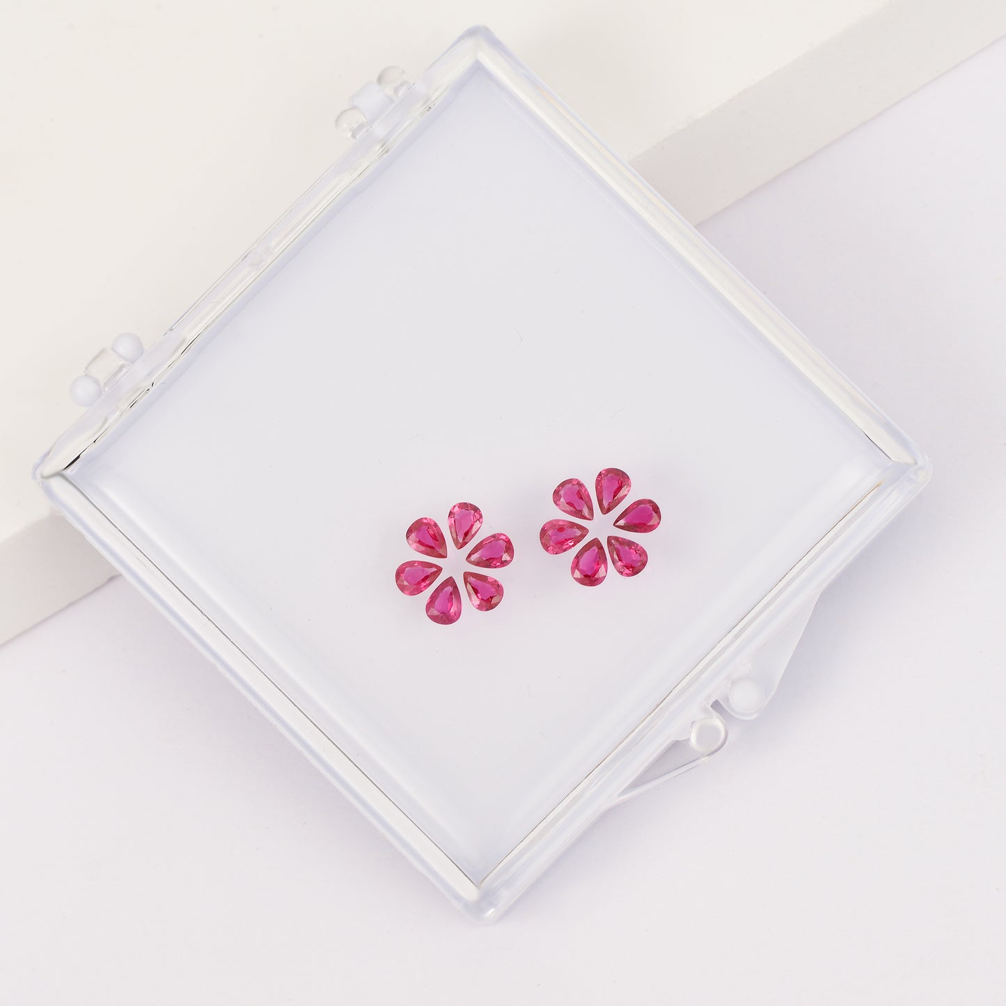 Gemstone set box with 3*4mm pear-shaped ruby HARRY WINSTON earrings.