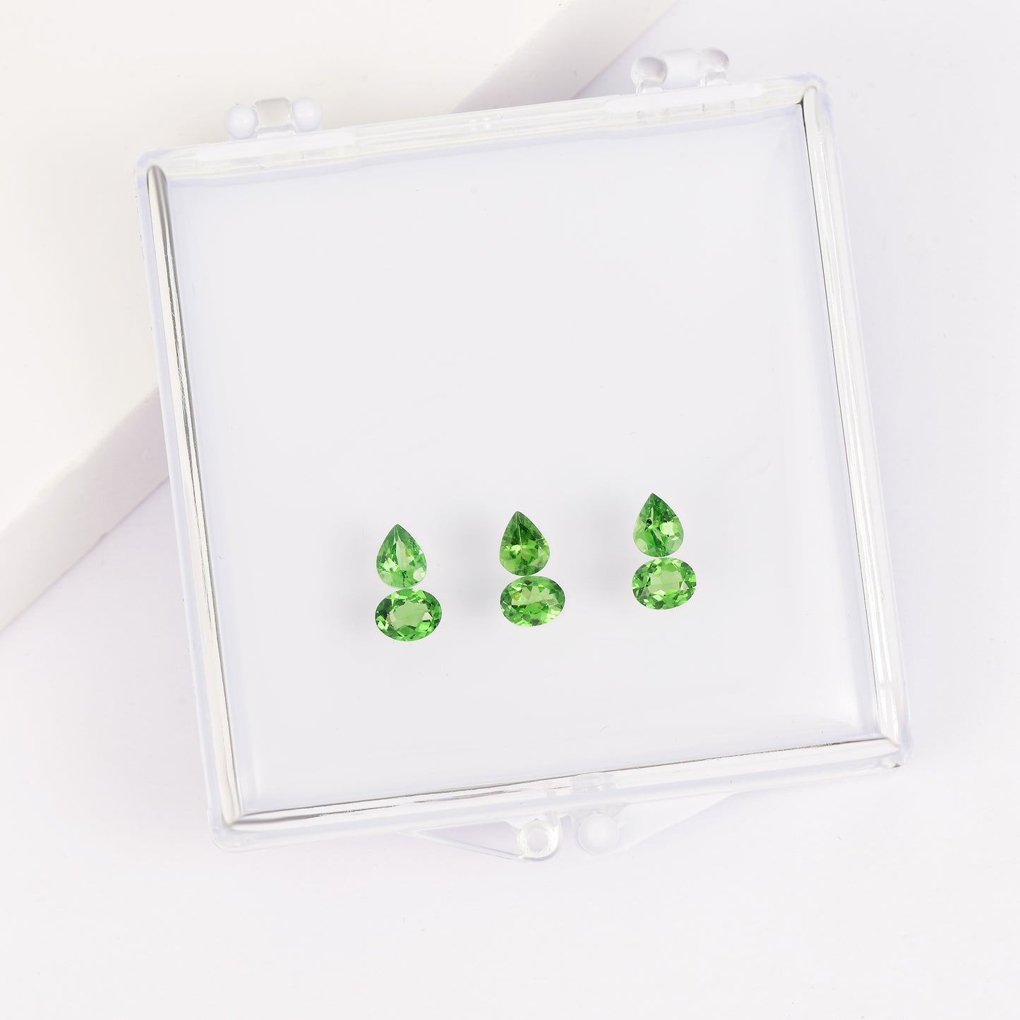 Gemstone set box with a 4*5mm sapphire gourd pendant.