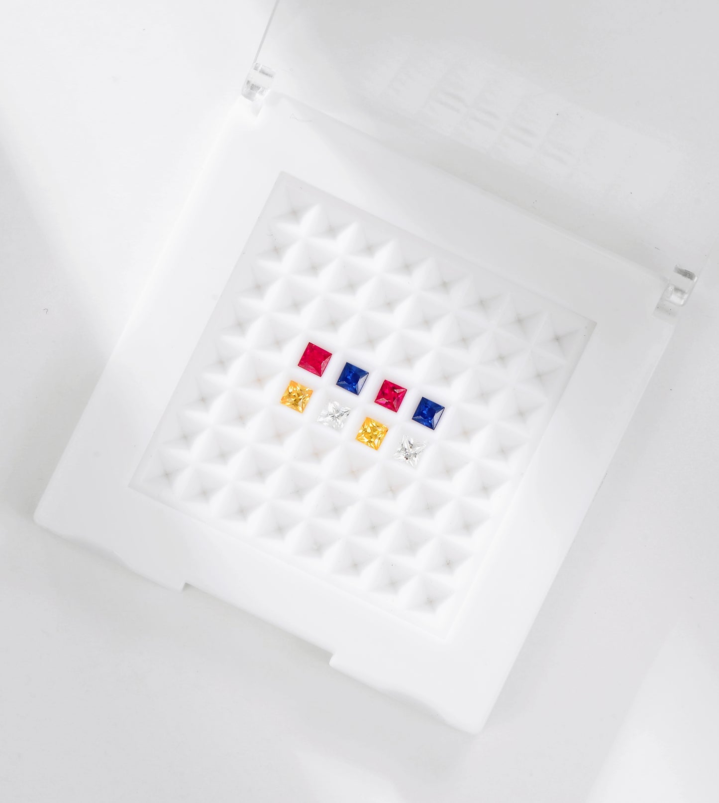 Sapphire "Mondrian Masterpiece Classic Color Pixels" set box, a color scheme popular for over a hundred years in the field of jewelry.