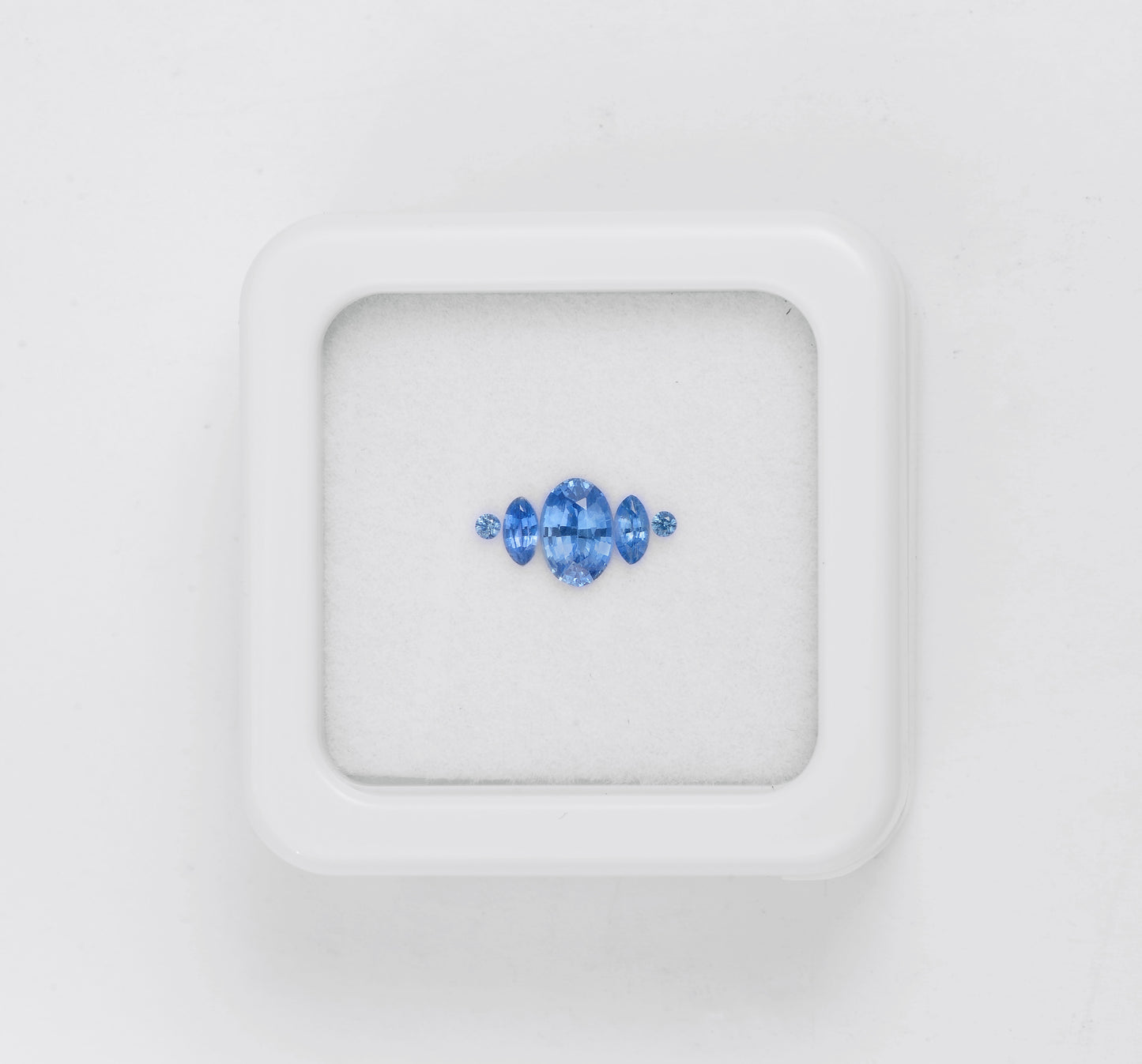 0.98ct vivid blue sapphire ring set with a 1 carat total weight top surface effect, high cost performance ratio.