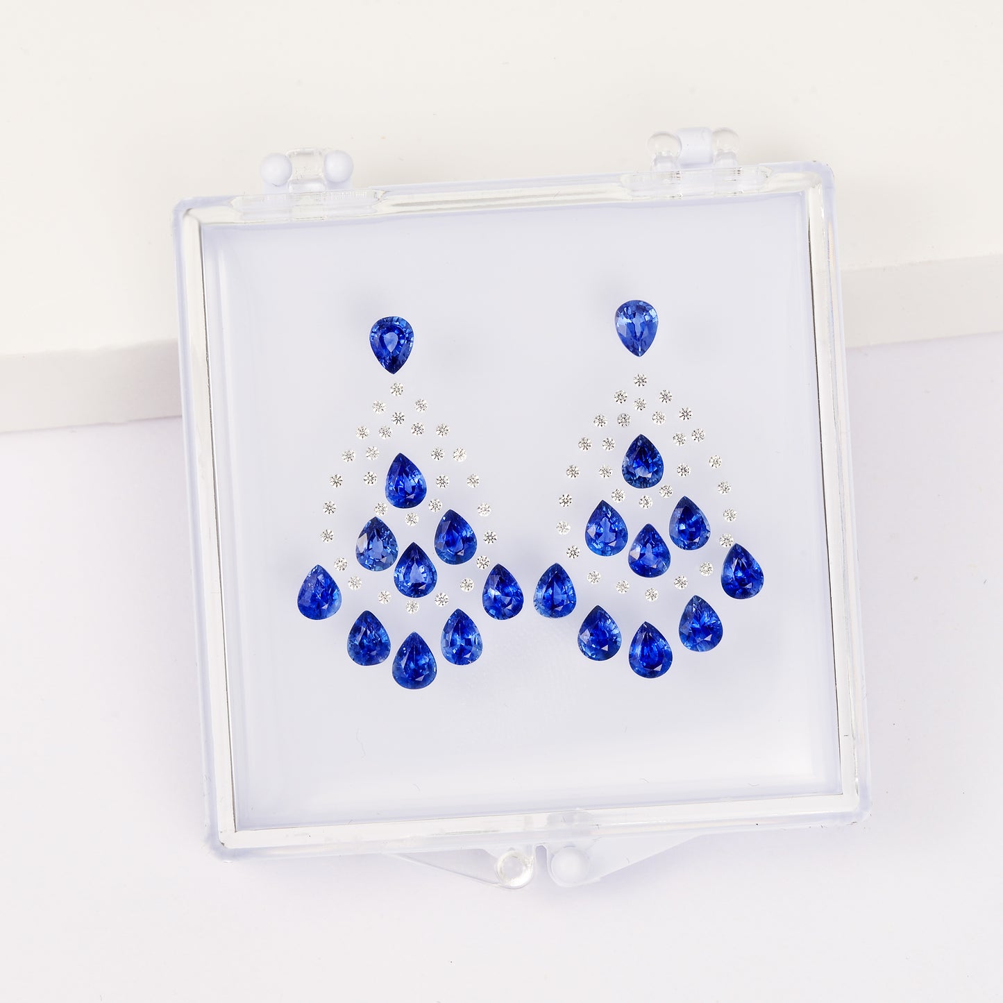 Gemstone set box with 3.5*4.5mm drop-shaped sapphire tassel earrings and 4.5mm drop-shaped powder blue gem tassel earrings.